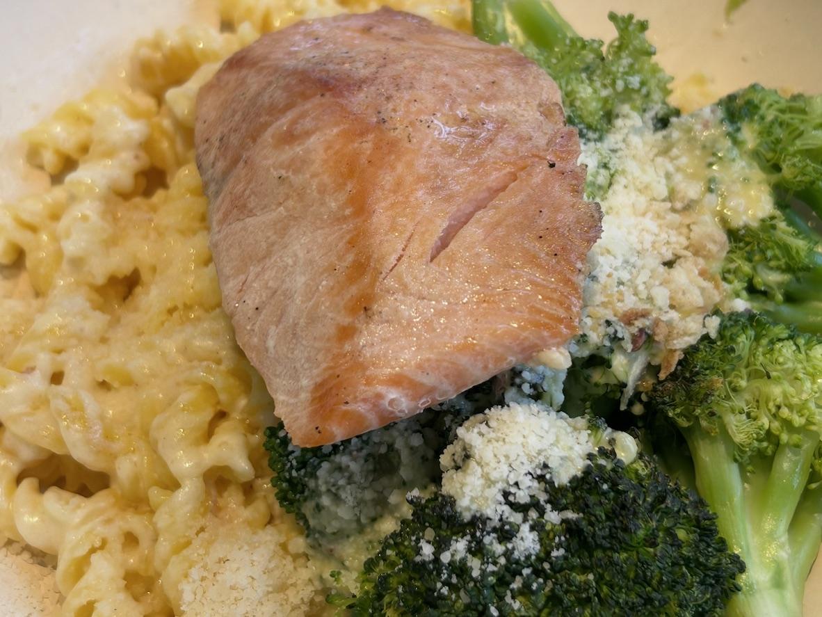 Roasted salmon fillet with creamy macaroni and cheese and broccoli