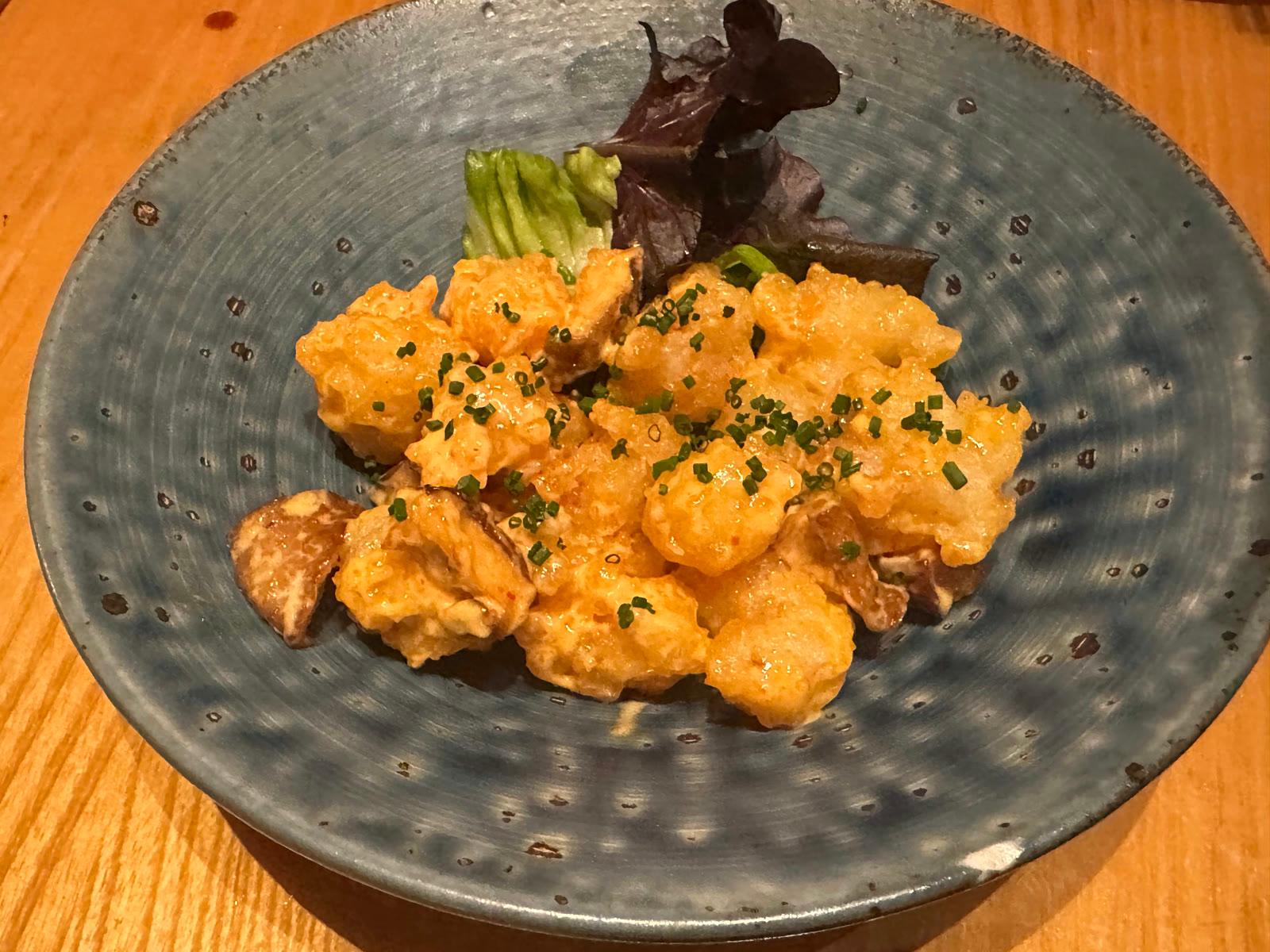 小岩虾天妇罗,裹奶油辣酱并撒细香葱,配生菜